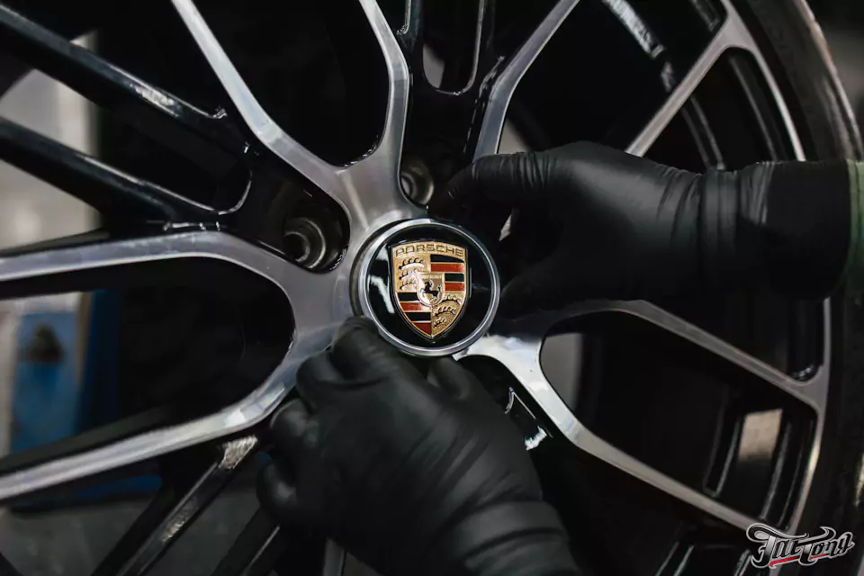 Правка дисков и фирменный шиномонтаж на стендах Hunter для Porsche Panamera